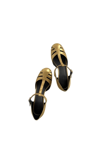 Guld sko med spænde og metallisk udtryk fra Nordic ShoePeople